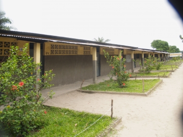 Banchi per il Liceo San Giuseppe di KIMBANSEKE. 